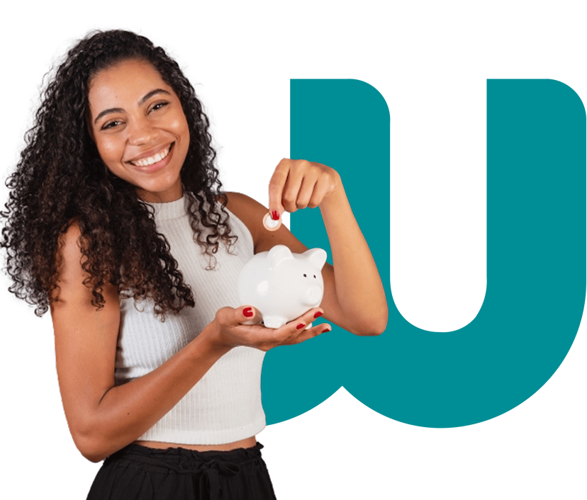 Mujer sonriente ahorrando