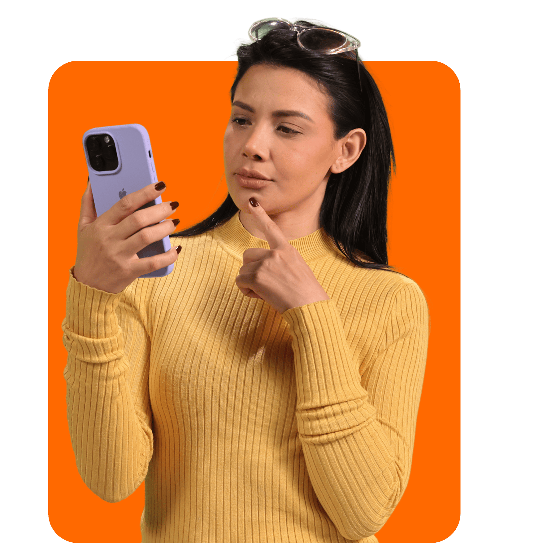 Mujer consultando servicios bancarios desde su celular