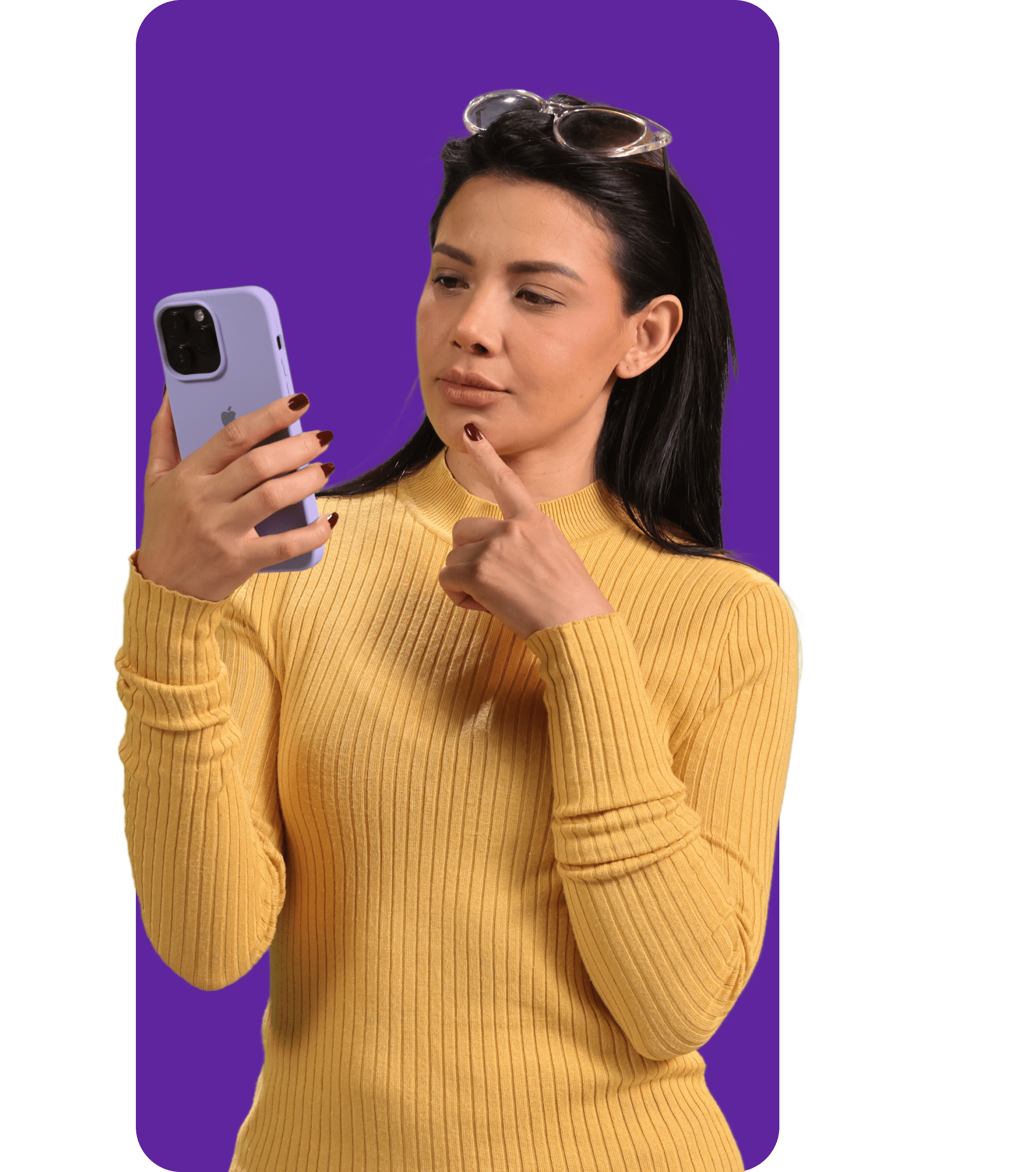 Mujer activando el servicio desde su celular