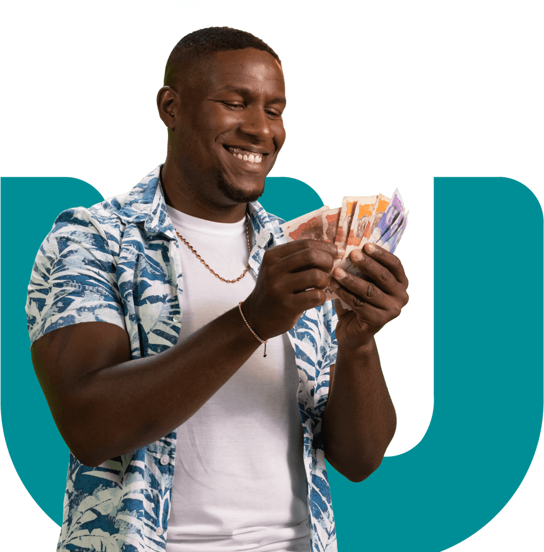 Hombre sonriente contando billetes